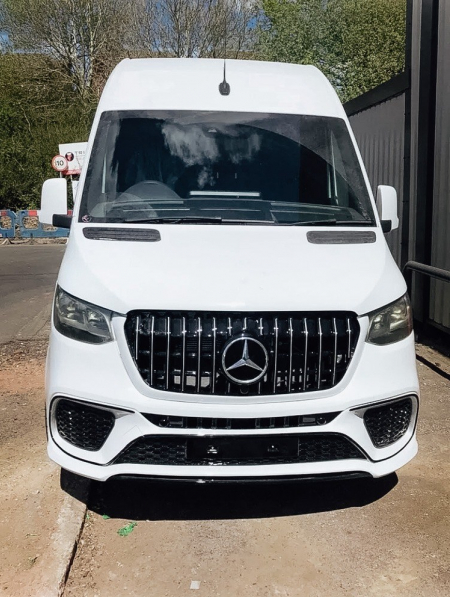 Photo Mercedes Benz Sprinter W907 W910 zestaw karoserii przedni zderzak Sport tuning 2018-2025 (z czujnikiem parkowania). Ze światłami przeciwmgłowymi w tym projekcie zderzaka, grill przedni gratis | DL Auto Design