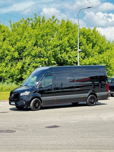 Photo Mercedes Benz Sprinter W907 W910 zestaw karoserii przedni zderzak Facelift tuning 2018-2025 (z czujnikiem parkowania). Ze światłami przeciwmgłowymi w tym projekcie zderzaka, grill przedni gratis | DL Auto Design
