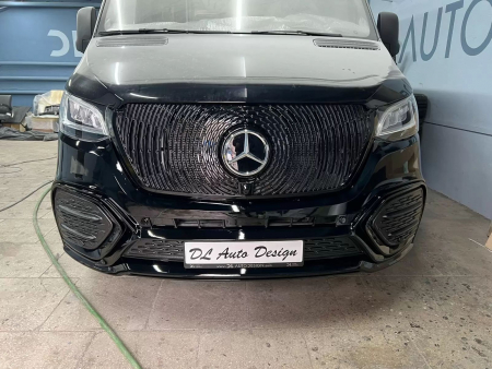 Photo Mercedes Benz Sprinter W907 W910 zestaw karoserii przedni zderzak Facelift tuning 2018-2025 (z czujnikiem parkowania). Ze światłami przeciwmgłowymi w tym projekcie zderzaka, grill przedni gratis | DL Auto Design
